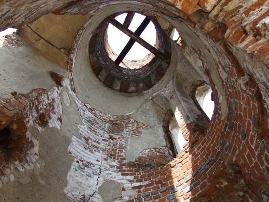 Вид изнутри развалин смотровой башни дворца усадьбы Знаменское