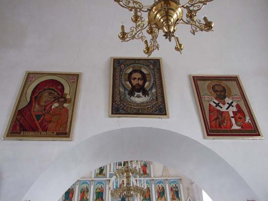Вход в церковь Знамения иконы Божией Матери